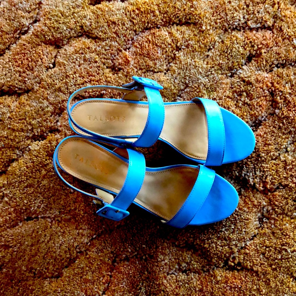 Beautiful sky blue Talbots leather sandals two inch heel size 9